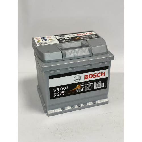 Автомобільний акумулятор BOSCH 54Ah 530A R+ (правий +) L1 (S50 020) Автомобільний акумулятор BOSCH 54Ah 530A R+ (правий +) L1 (S50 020)