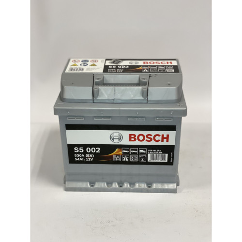 Автомобільний акумулятор BOSCH 54Ah 530A R+ (правий +) L1 (S50 020) Автомобільний акумулятор BOSCH 54Ah 530A R+ (правий +) L1 (S50 020)